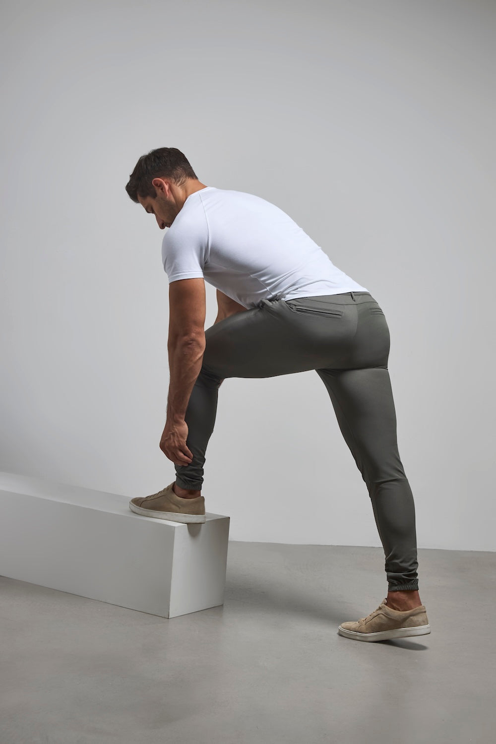 Everyday Tech Pants in Olive - TAILORED ATHLETE - USA